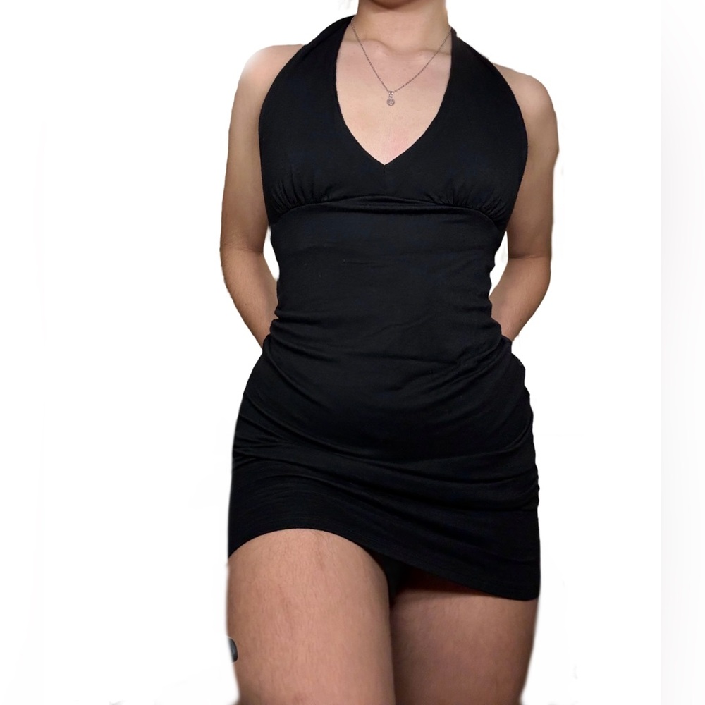 Women's black dress with open back and V chest